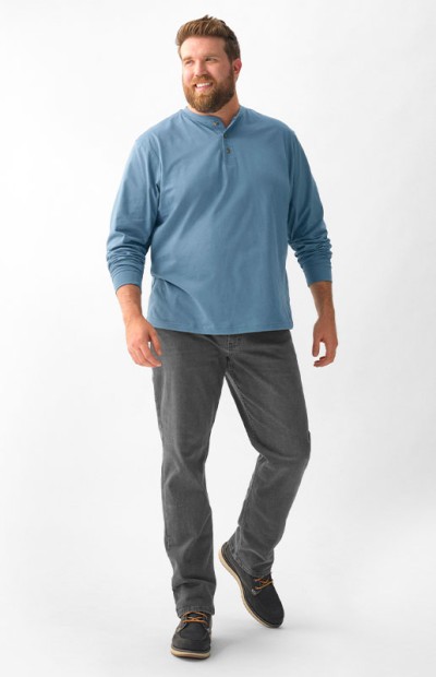 Man wearing standard athletic fit jeans