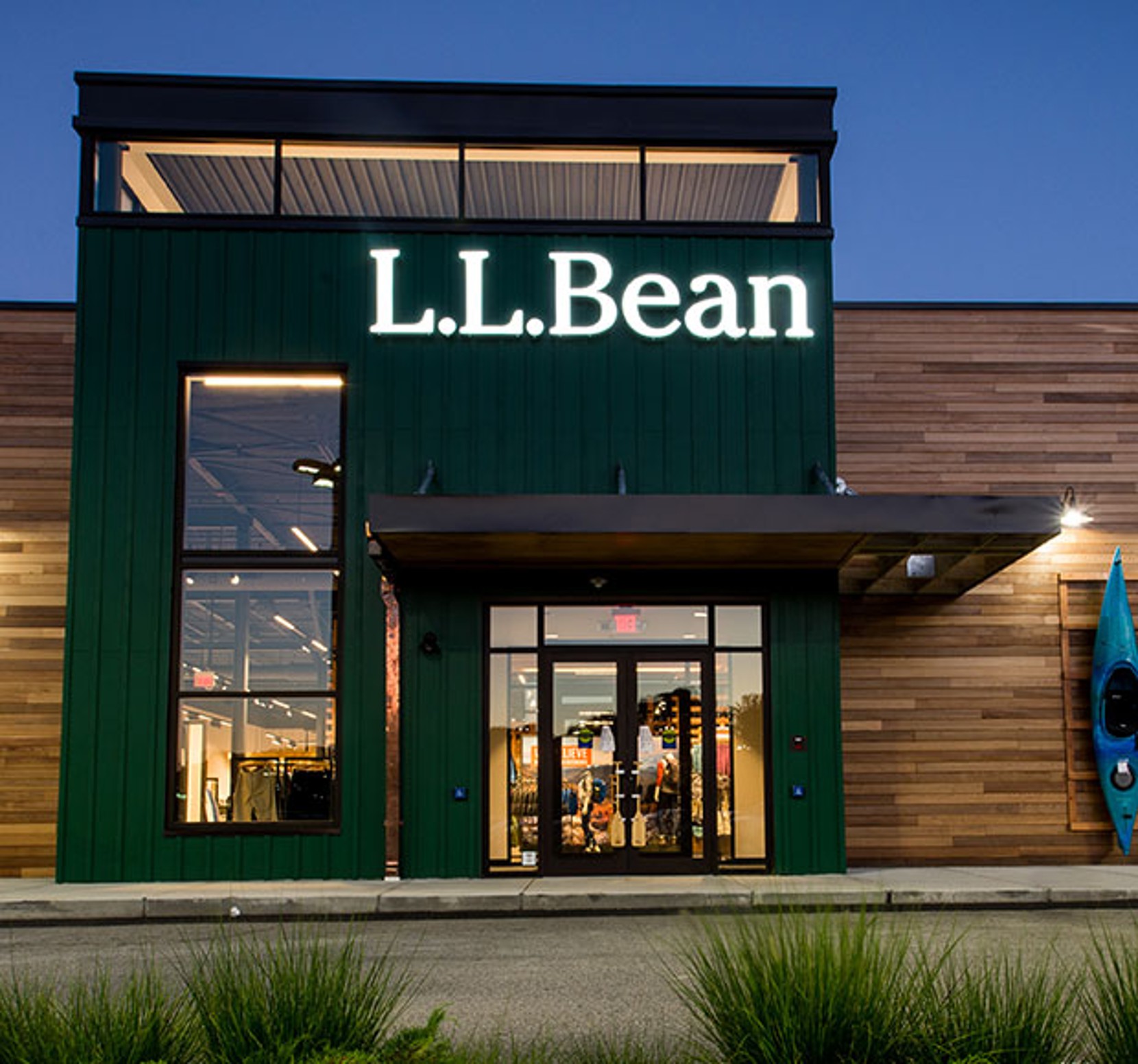 https://www.llbean.net/firstspirit/media/image_library/retail_stores/stores1/516143_cranston_XLarge.jpg